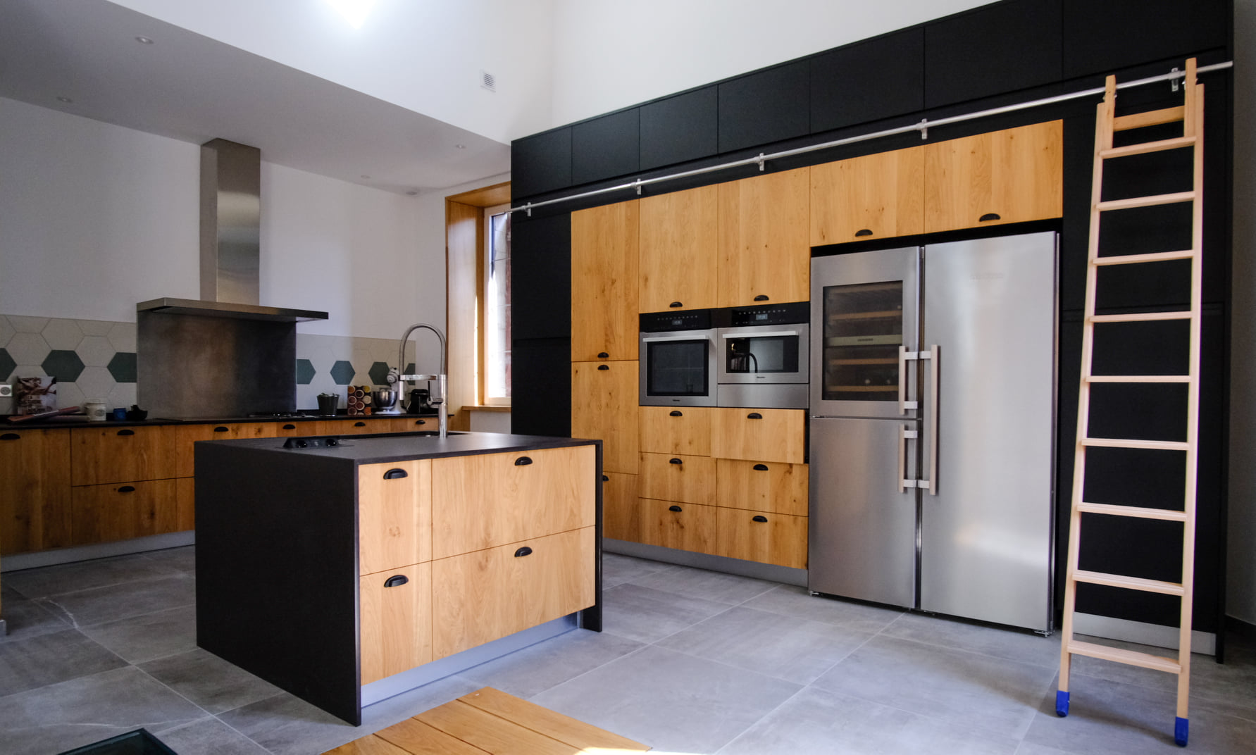 Cuisine traditionnelle noire et bois