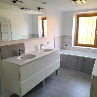 Salle de bain grise